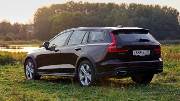Выгуливаем в&nbsp;Подмосковье Volvo S60 и&nbsp;универсал V60 Cross Country