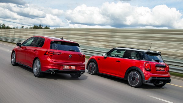 Оставляем добрый Volkswagen Golf GTI ради злого Mini JCW