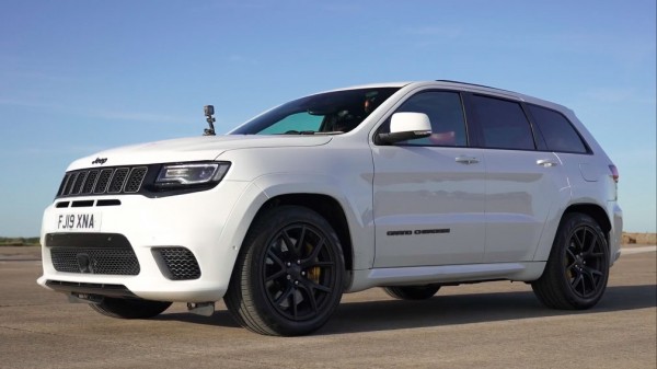 Кроссоверы Audi RS Q8 и Jeep Grand Cherokee Trackhawk сразились на прямой