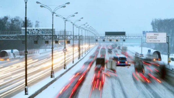 В ГИБДД напомнили об опасности остановки на МКАД
