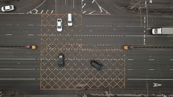 Эксперт напомнил водителям о штрафе за выезд на &laquo;вафельную&raquo; разметку
