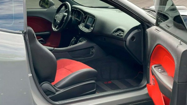 На продажу выставили хардкорный Dodge Challenger с необычной историей