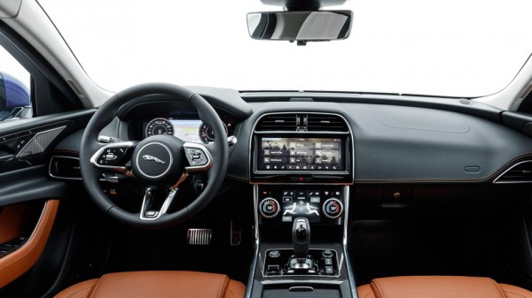 ТОП-3 премиальных седанов, покинувших рынок России в 2021 году