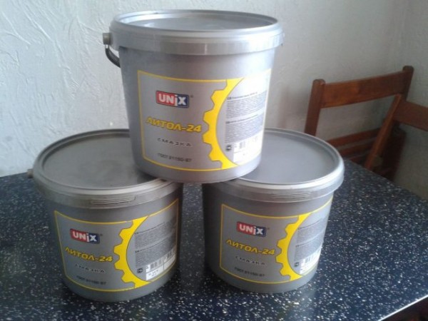 Чем смазать клеммы аккумулятора, чтобы они не окислялись