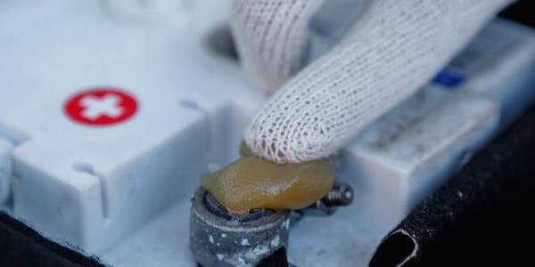 Чем смазать клеммы аккумулятора, чтобы они не окислялись