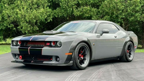 На продажу выставили хардкорный Dodge Challenger с необычной историей