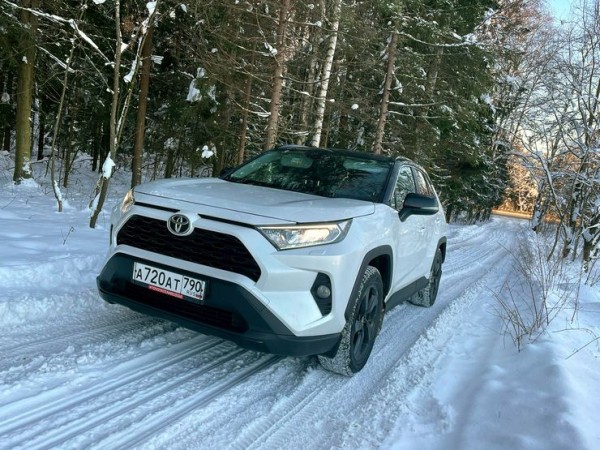 Гребет, как проклятый: зимний тест-драйв Toyota RAV4 пятого поколения