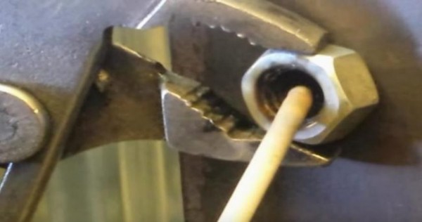 Как выкрутить сломанный болт: лучшие способы