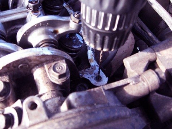 Как выкрутить сломанный болт: лучшие способы