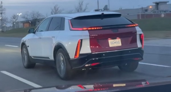На улицах замечен электрический кроссовер Cadillac Lyriq 2023 года  На улицах замечен электрический кроссовер Cadillac Lyriq 2023 года