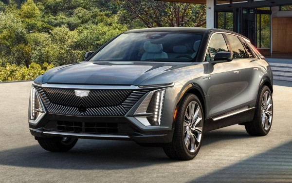 На улицах замечен электрический кроссовер Cadillac Lyriq 2023 года  На улицах замечен электрический кроссовер Cadillac Lyriq 2023 года