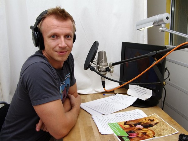 &laquo;Никакого автопилота&raquo;: теле-радиоведущий Антон Комолов поздравил &laquo;АвтоВзгляд&raquo; с первым юбилеем