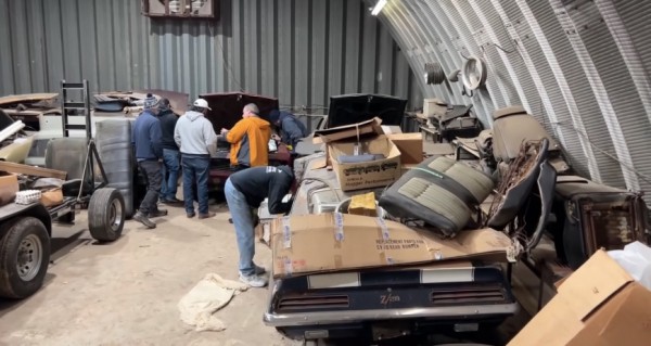 Под крышей этого сарая собрана коллекция классических маслкаров Chevy 