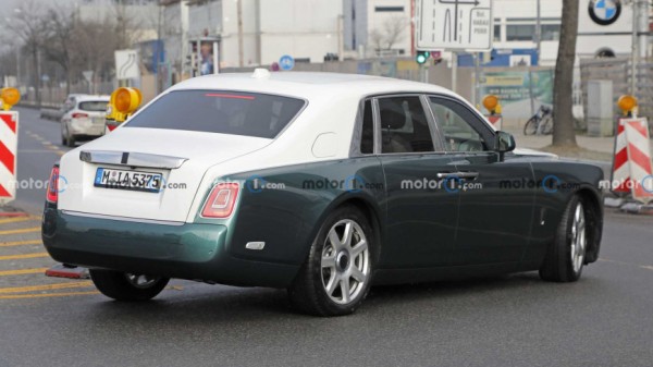 Rolls-Royce Phantom Facelift предстал на шпионских фото с двухцветной краской Rolls-Royce Phantom Facelift предстал на шпионских фото с двухцветной краской