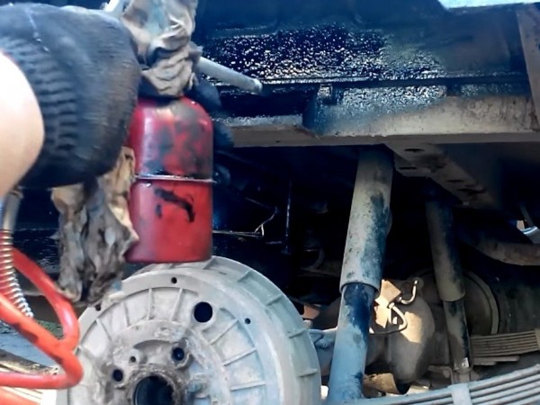 Способы обработки днища автомобиля от коррозии своими руками