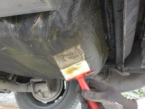 Способы обработки днища автомобиля от коррозии своими руками