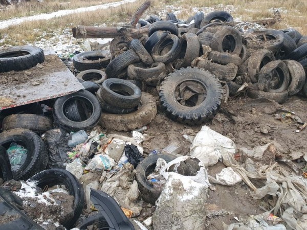 Срок не резиновый: за выброшенные в канаву покрышки могут и посадить