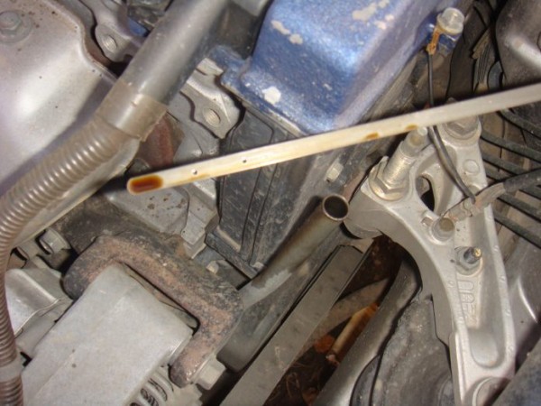 Упал уровень масла в двигателе: почему так происходит