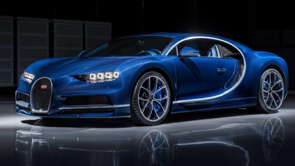 В этом видео, Bugatti Chiron едет по автобану со скоростью 416,73 км/ч 