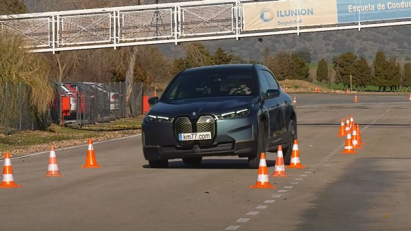 Электрический кроссовер BMW iX не прошёл &laquo;лосиный тест&raquo;