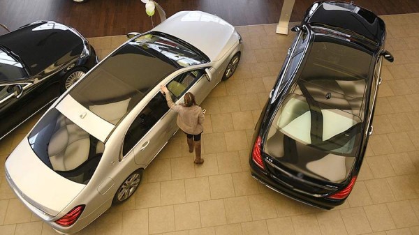 Автопроизводители приостановили отгрузку новых машин дилерам в РФ
