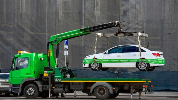 Опубликован список марок дорогих авто, которые чаще всего занимают места для инвалидов