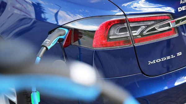 Tesla отозвала около 54 тыс. электромобилей из-за проблемы с контролем остановки
