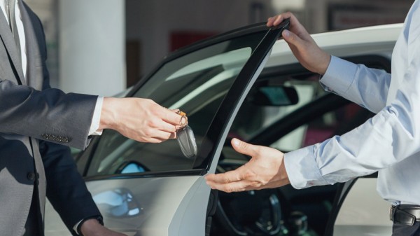 Авторынок РФ попал в долговую пробку: продажи стремительно падают