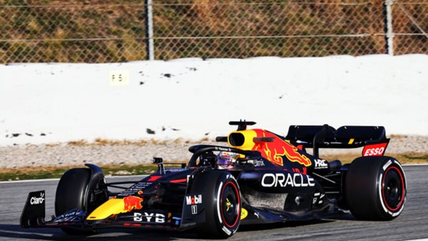 Новый болид RB18 команды Red Bull Формулы-1 впервые появился на публике
