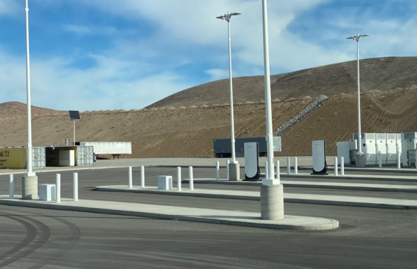 Пикап Tesla Cybertruck выйдет на рынок без окраски