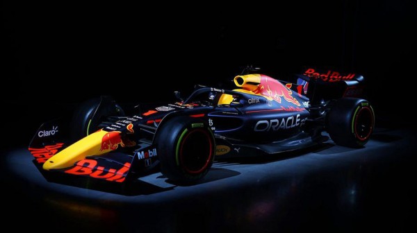 Новый болид RB18 команды Red Bull Формулы-1 впервые появился на публике