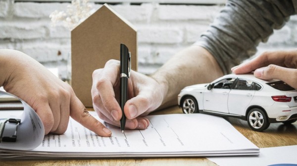 Авторынок РФ попал в долговую пробку: продажи стремительно падают