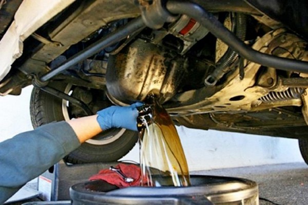 Если перелить масло в двигатель: что будет, последствия