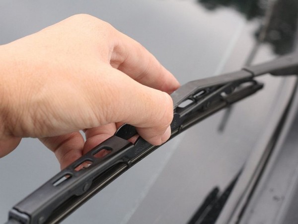 Как из-за ошибок водителя в снегопад перестают работать &laquo;дворники&raquo;