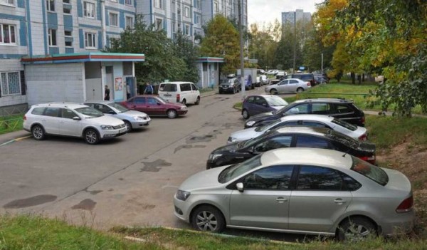 Как мошенники обманывают водителей, оставивших свой номер телефона под лобовым стеклом Как мошенники обманывают водителей, оставивших свой номер телефона под лобовым стеклом