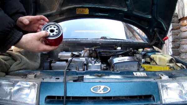Как сливать масло из двигателя при замене смазки: откачка через аппарат или самотеком