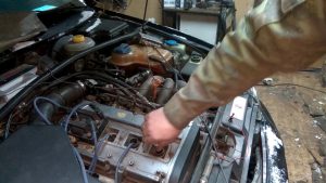 При резком нажатии на газ дергается двигатель