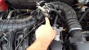 При резком нажатии на газ дергается двигатель