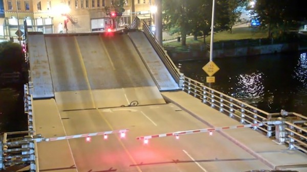 Водитель этой Honda Accord из Флориды застрял на разводном мосту