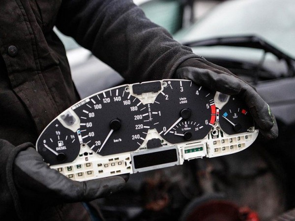 Зачем автовладельцы искусственно увеличивают пробег на одометре своих машин