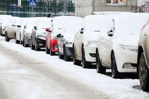 Зачем опытные водители при зимнем пуске двигателя выжимают педаль газа в пол