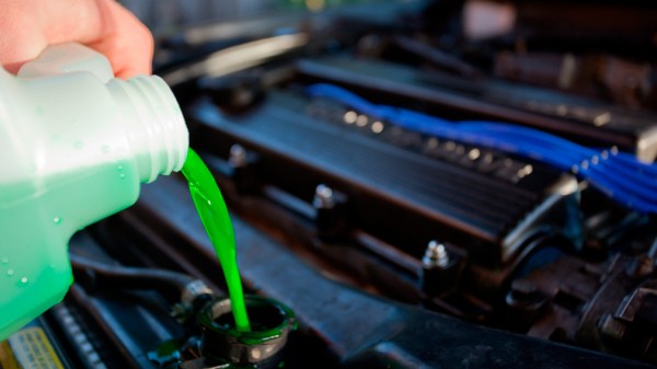 Когда нужно менять технические жидкости в автомобиле