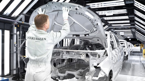 BMW и Volkswagen временно останавливают работу заводов в ЕС из-за нехватки деталей из Украины BMW и Volkswagen временно останавливают работу заводов в ЕС из-за нехватки деталей из Украины