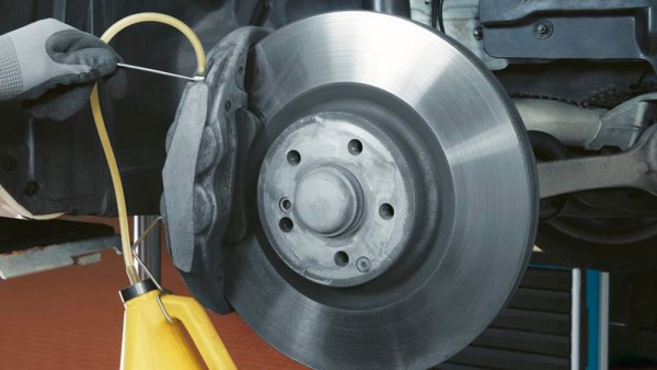 Когда нужно менять технические жидкости в автомобиле