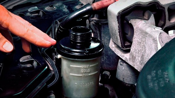 Когда нужно менять технические жидкости в автомобиле