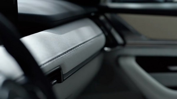 Компания Mazda окрасит новый гибридный кроссовер CX-60 в светоотражающую краску Компания Mazda окрасит новый гибридный кроссовер CX-60 в светоотражающую краску