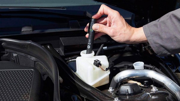 Когда нужно менять технические жидкости в автомобиле