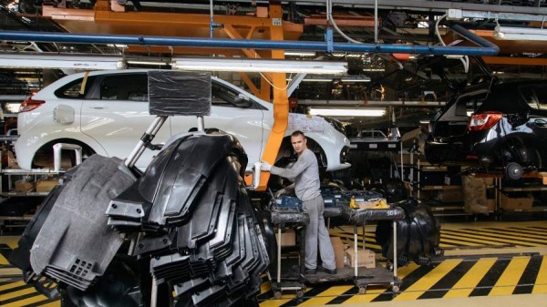 «АвтоВАЗ» частично возобновит выпуск автомобилей
«АвтоВАЗ» частично возобновит выпуск автомобилей