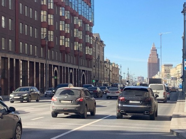 На каждую 1000 жителей в России насчитывается 318 легковых машин