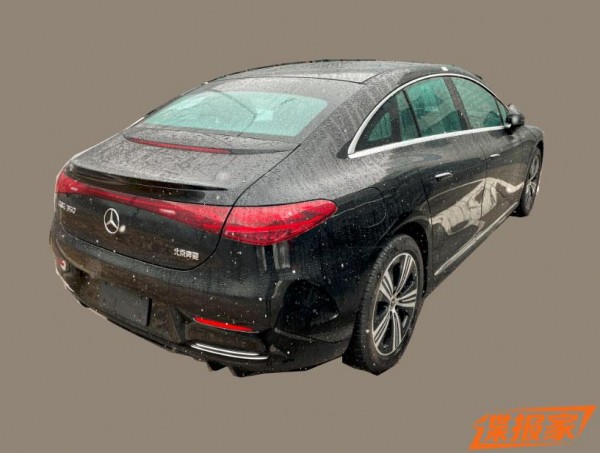 Премиальный электрокар Mercedes-Benz EQE для Китая получил новый интерьер